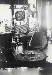 600142 Afbeelding van de zithoek in de gemeenschappelijke hal op een verdieping van de experimentele flat ...